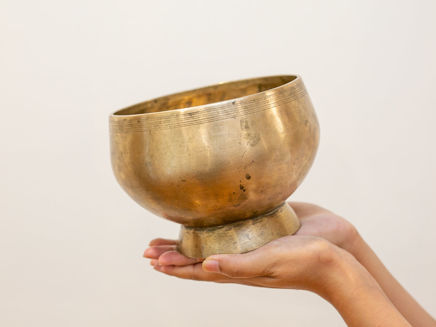 Pedestal Singing Bowl - Base Note C#4 281 Hz