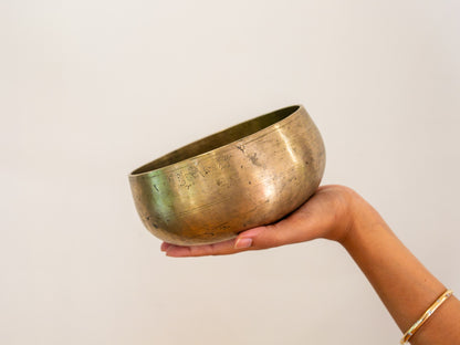 Remuna Singing Bowl - Base note G#3 (205 Hz)