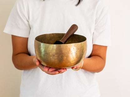 Tara Singing Bowl - Base Note C#3 (137 Hz)