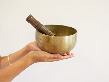 Remuna Singing Bowl - Base note G#3 (205 Hz)