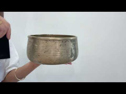 Unusual Singing Bowl D4 286 Hz