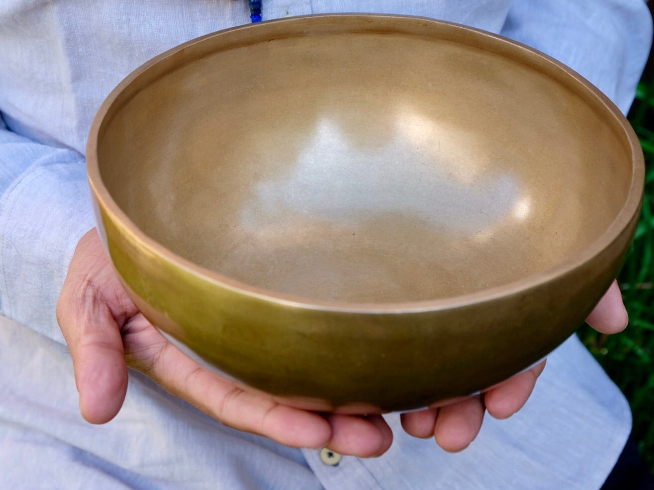 23 cms Contemporary Flow Singing Bowl - Base Note F#(178 Hz)