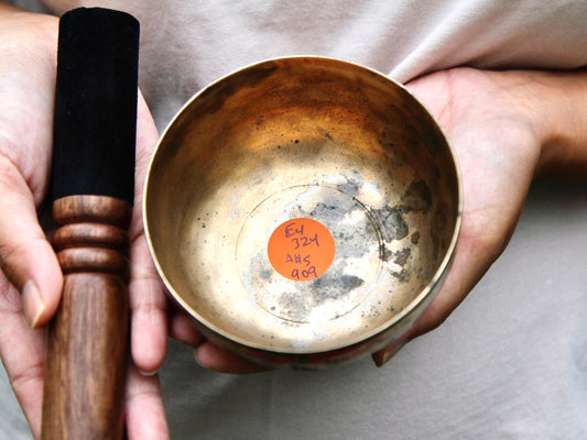 Small Old 'Tara' Singing Bowl - Base Note E4 (324 Hz)