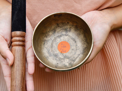 Small Old 'Tara' Singing Bowl - Base Note B4 (488 Hz)