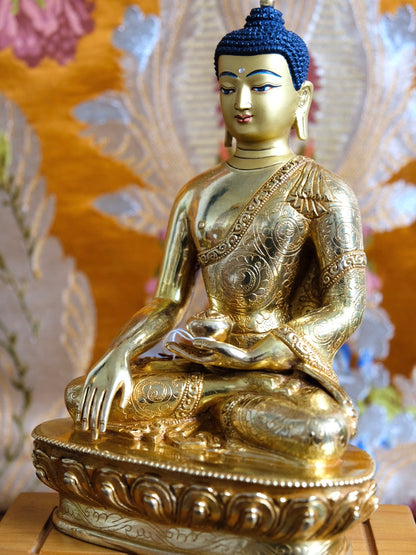 Side portrait view of Buddha Shakyamuni statue